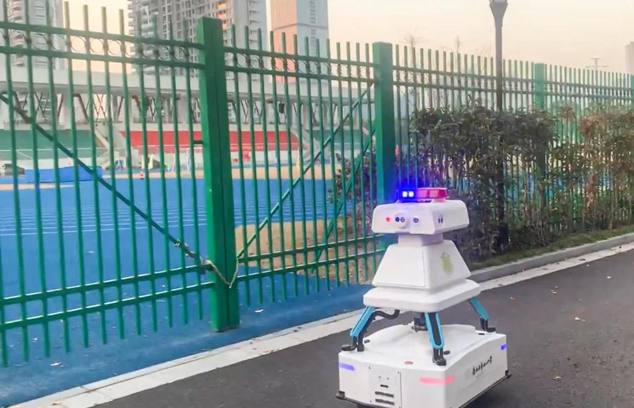 校园安防机器人 守护师生安全的智能哨兵